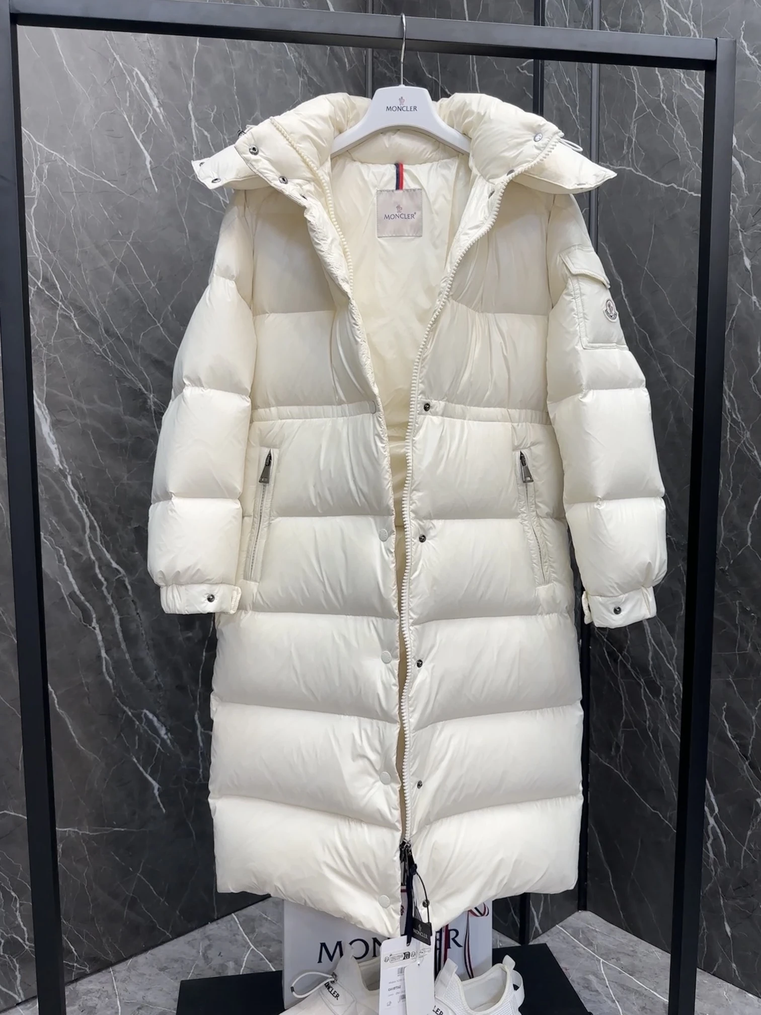 MONCLER Женский пуховик Cavettaz MONCLER Женский пуховик Cavettaz