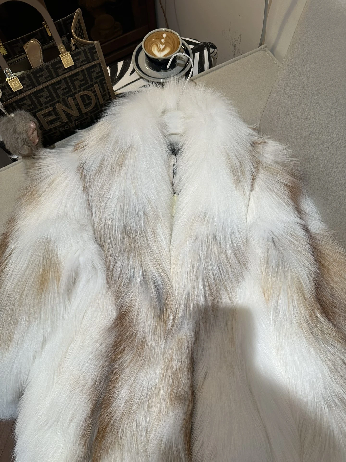 FENDI Женская шуба из меха лисы FENDI Женская шуба из меха лисы