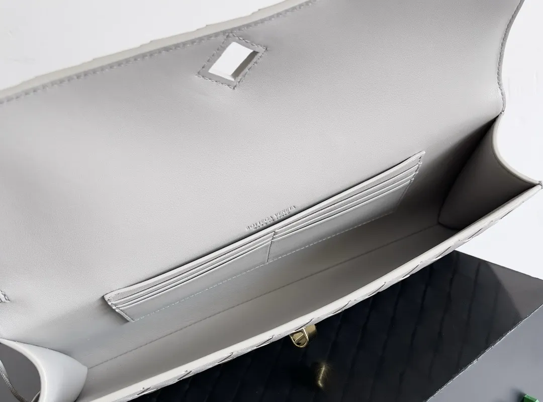 BOTTEGA VENETA Женский клатч Andiamo кожа Intrecciato