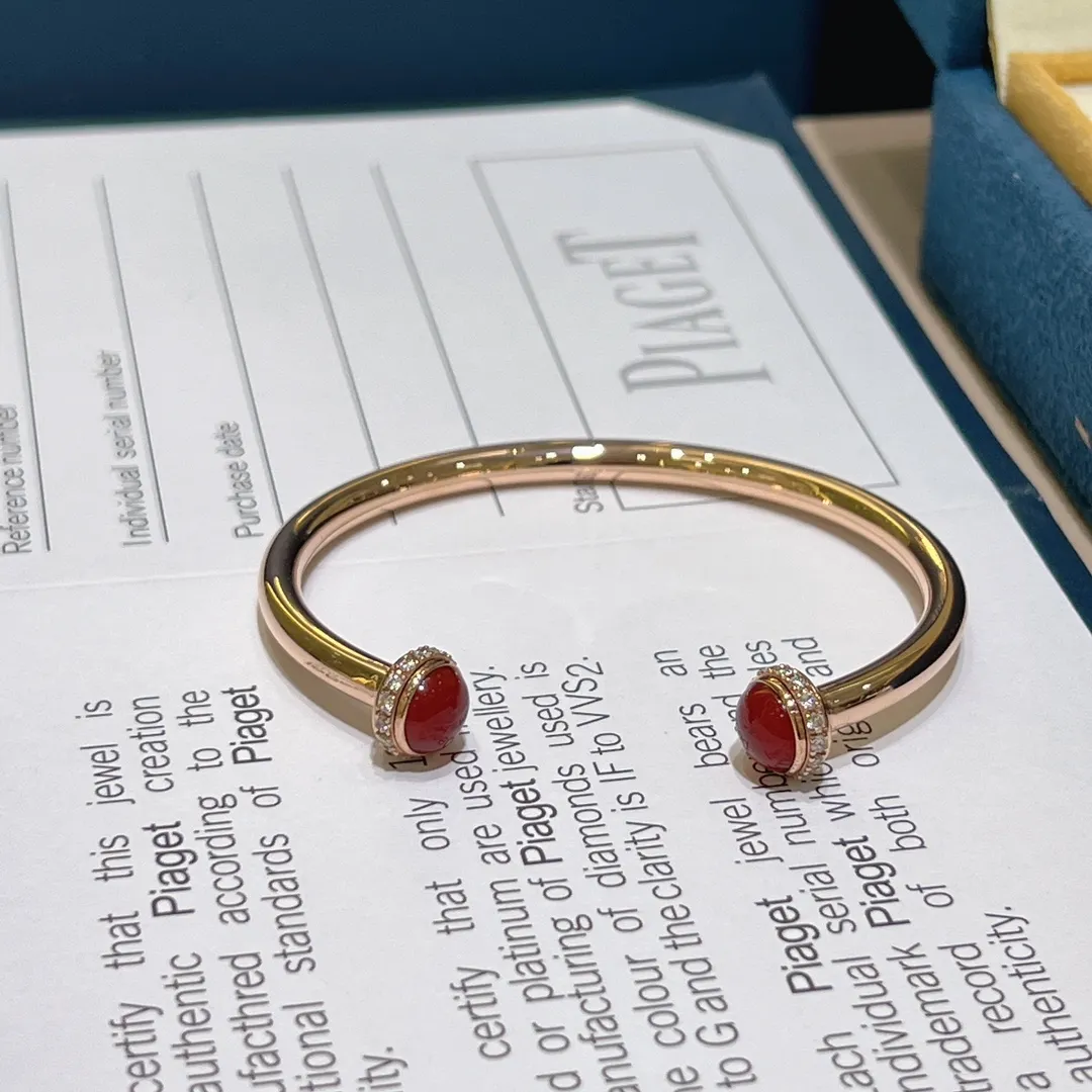 PIAGET Браслет открытый Possesion желтое золото, бриллианты и красного агата PIAGET Браслет открытый Possesion желтое золото, бриллианты и красного агата