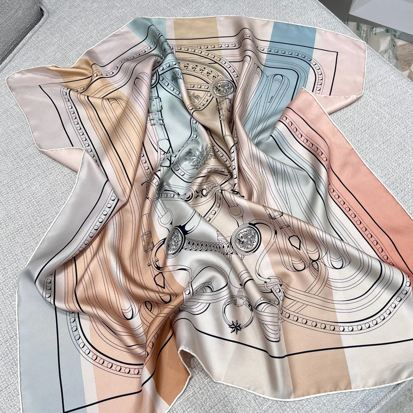 HERMES Платок из шелковый HERMES Платок из шелковый