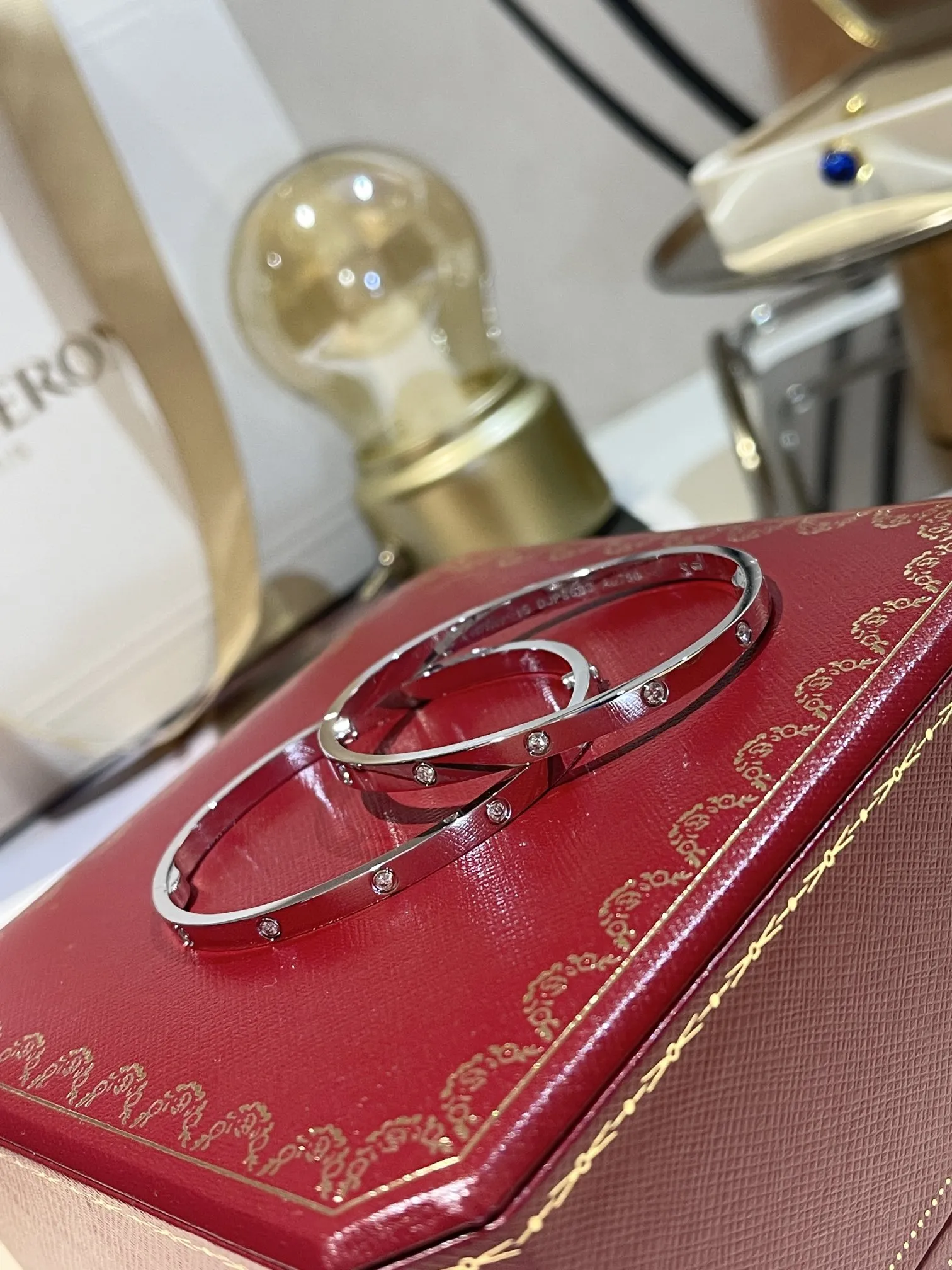 CARTIER Браслет Love белое золото и бриллианты CARTIER Браслет Love белое золото и бриллианты