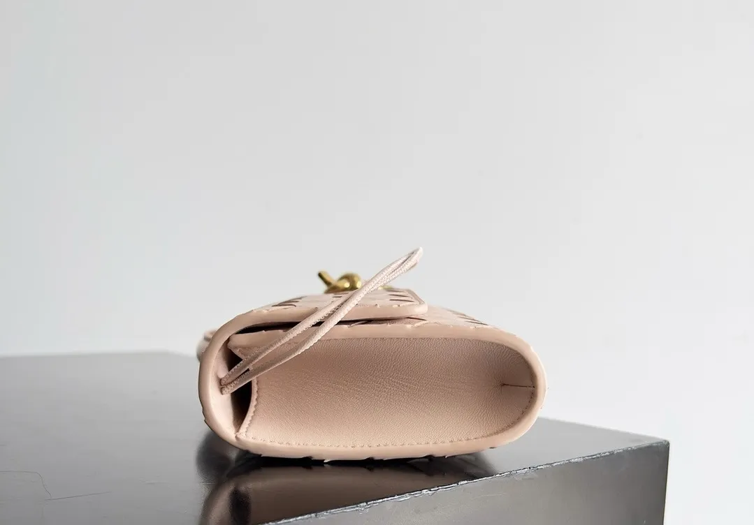 BOTTEGA VENETA Женский клатч Andiamo кожа Intrecciato