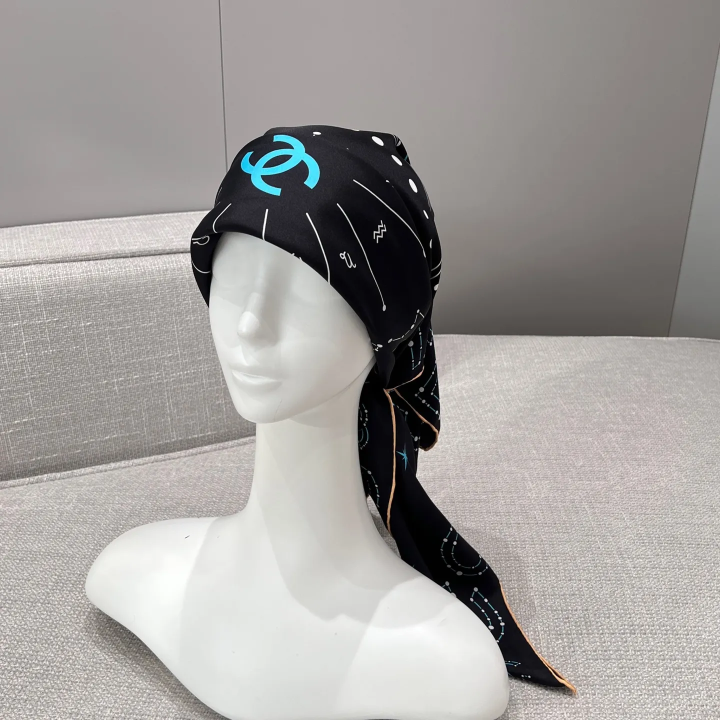 CHANEL Женский платок шёлк