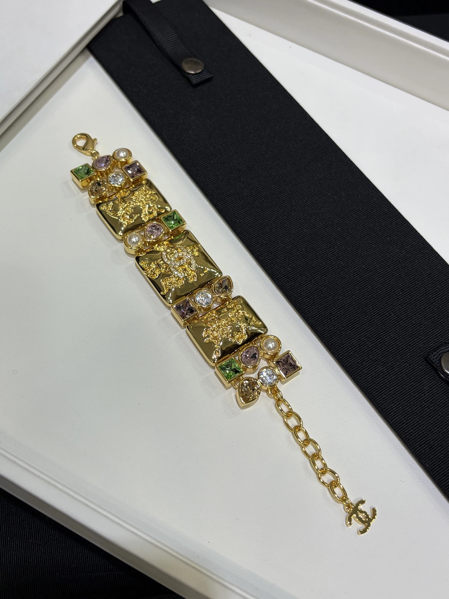 CHANEL Женский браслет с жемчужинами и многоцветными кристаллами CHANEL Женский браслет с жемчужинами и многоцветными кристаллами