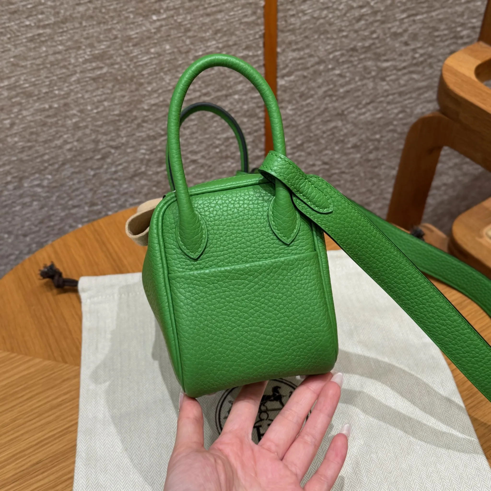 HERMES Женская сумка Lindy 19 см A8 Clemence HERMES Женская сумка Lindy 19 см A8 Clemence