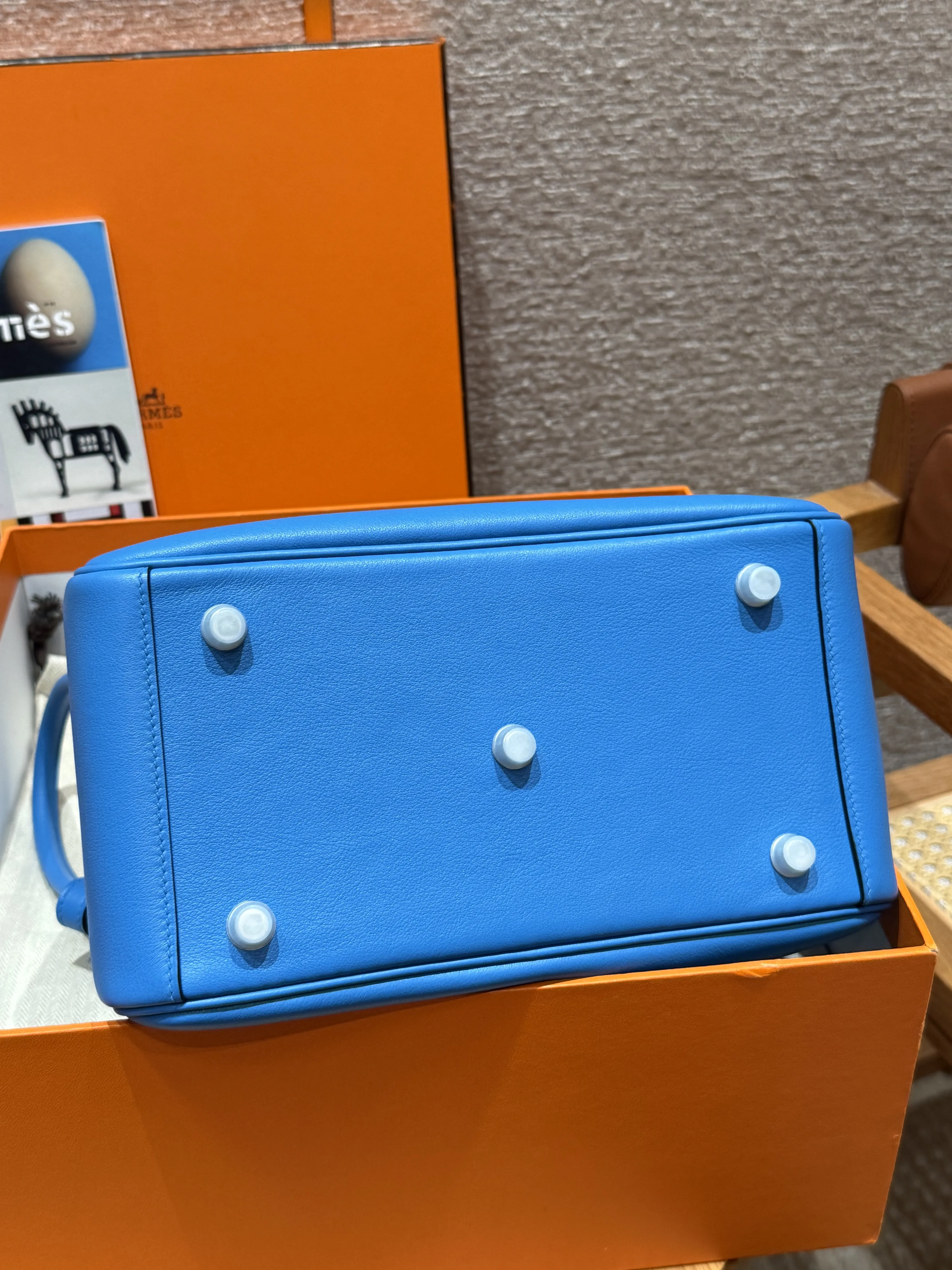 HERMES Женская сумка Lindy 19 см 0F Swift