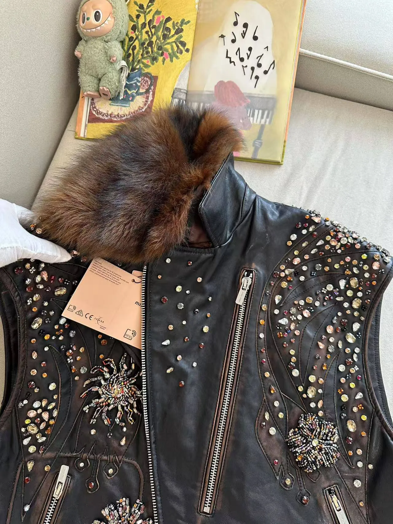 MIU MIU Женский кожаный жилет с вышивкой MIU MIU Женский кожаный жилет с вышивкой