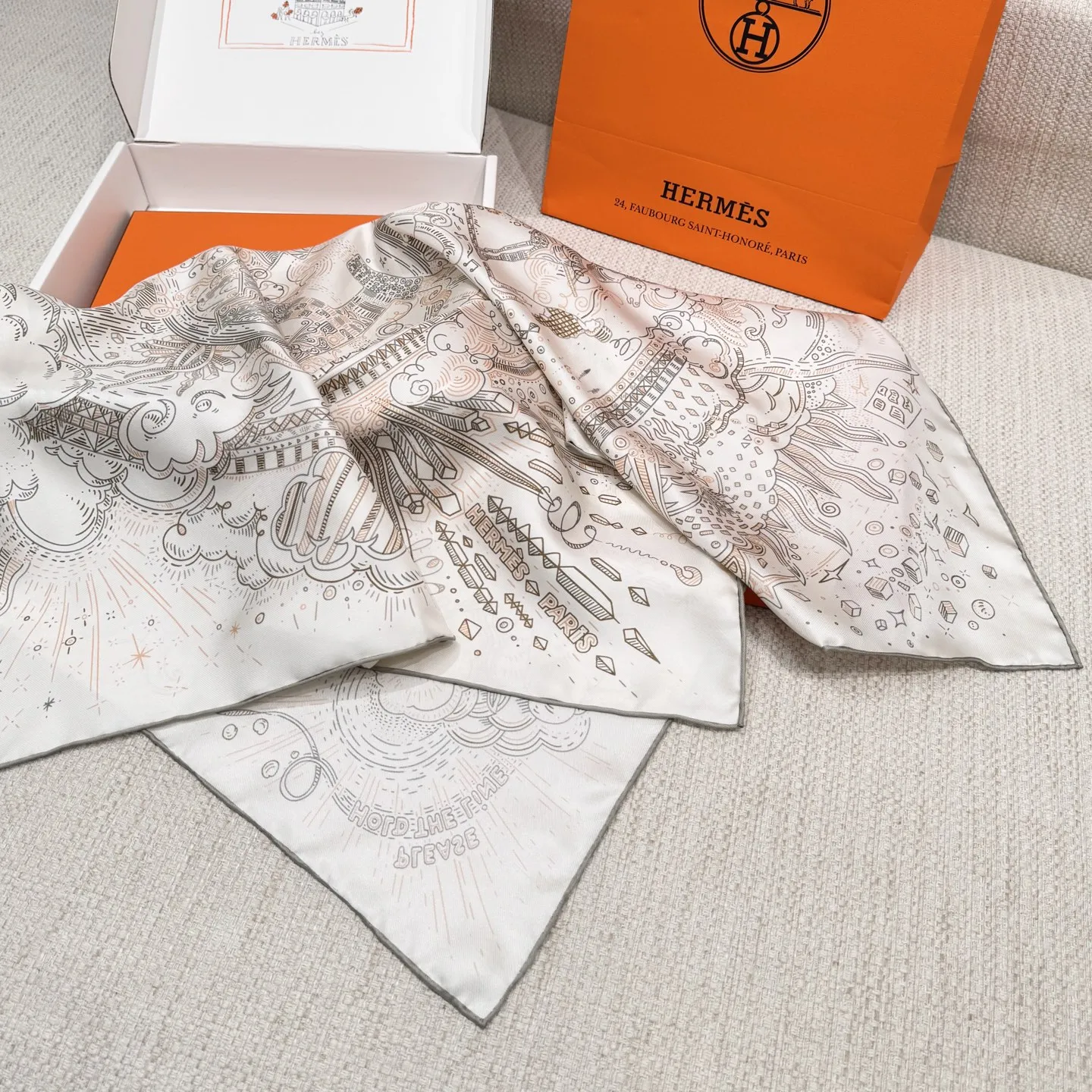 HERMES Женский платок из шелка HERMES Женский платок из шелка