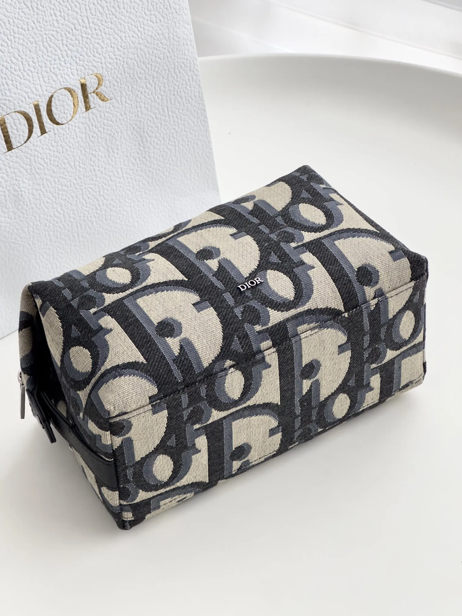 CHRISTIAN DIOR Женская косметичка Dior Oblique CHRISTIAN DIOR Женская косметичка Dior Oblique