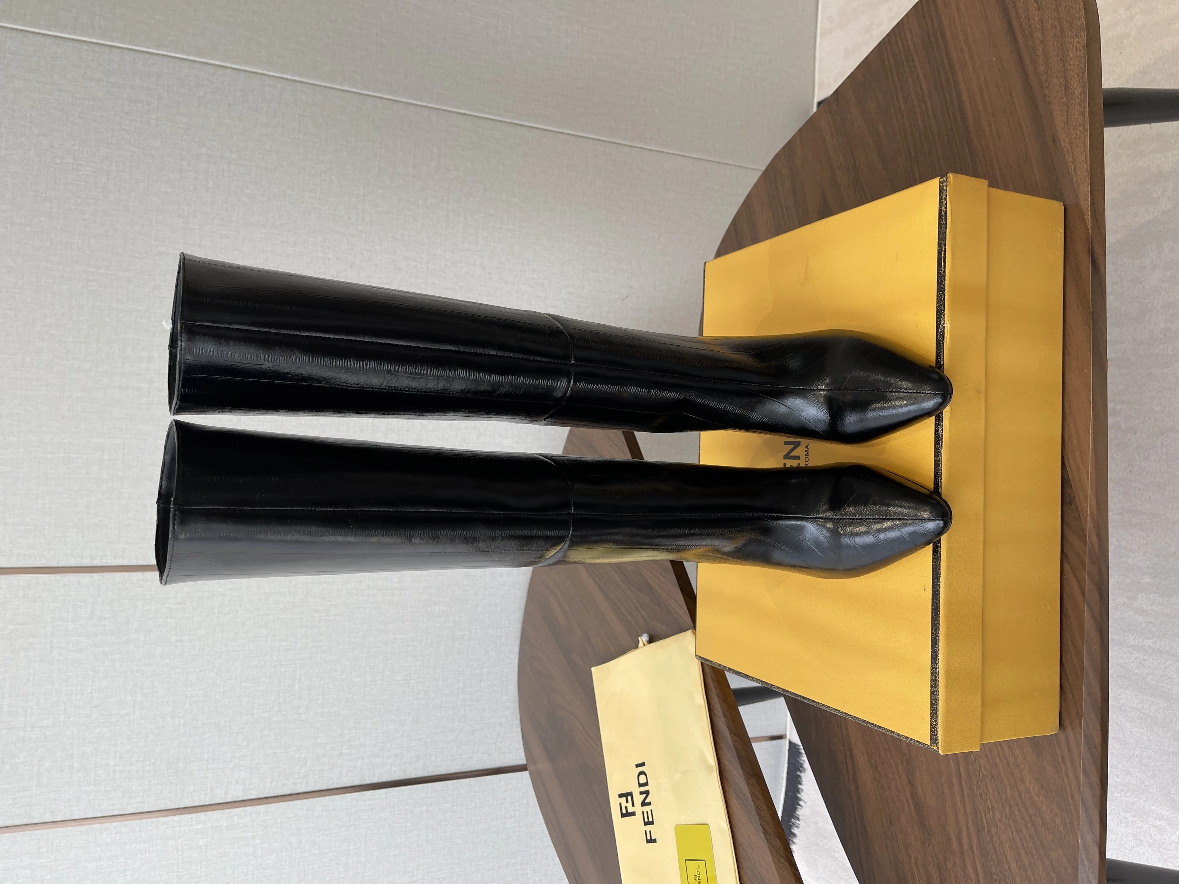 FENDI Женские сапоги из коровьей кожи 