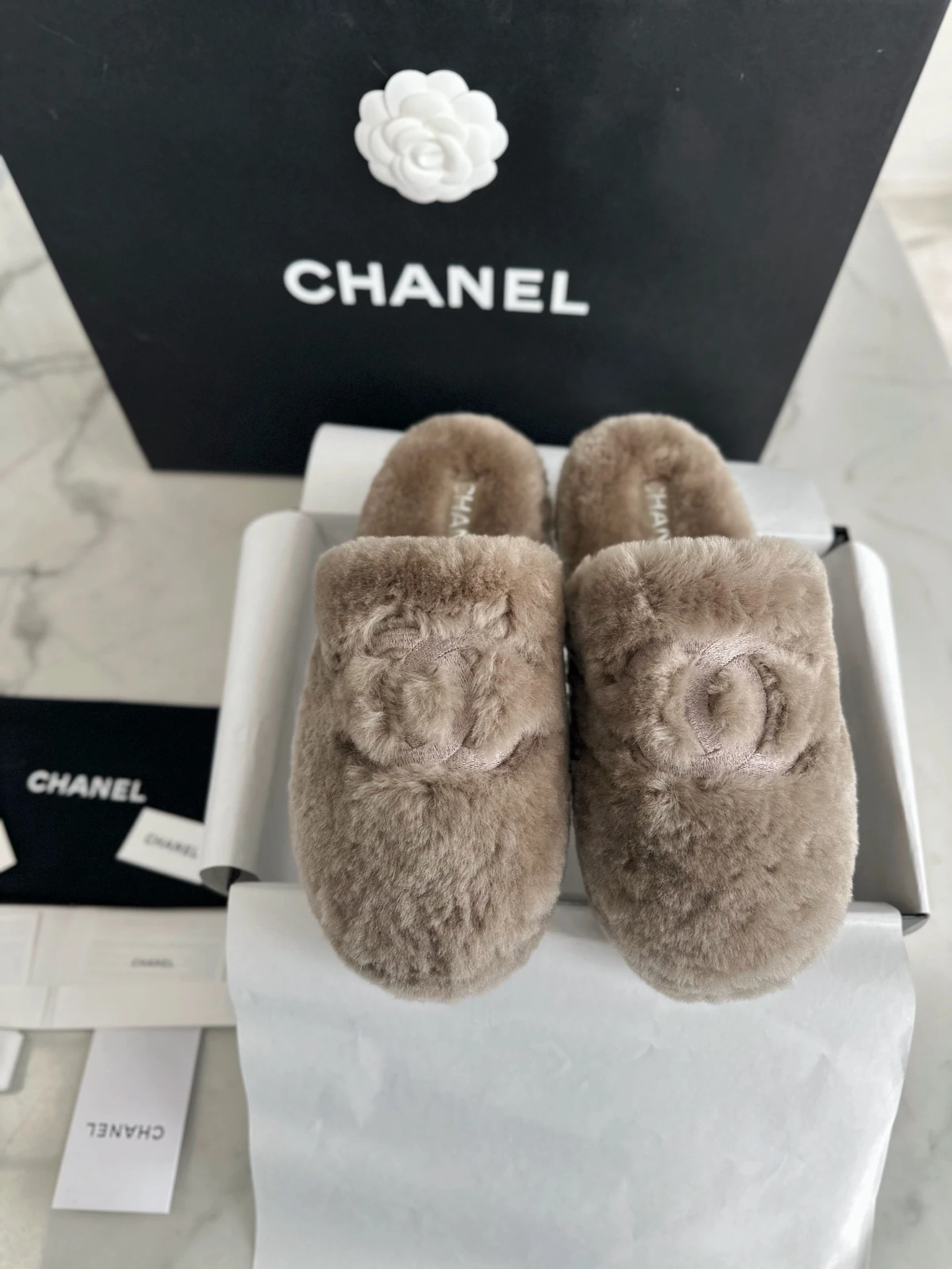 CHANEL Женские тапки из замши и шерсти CHANEL Женские тапки из замши и шерсти