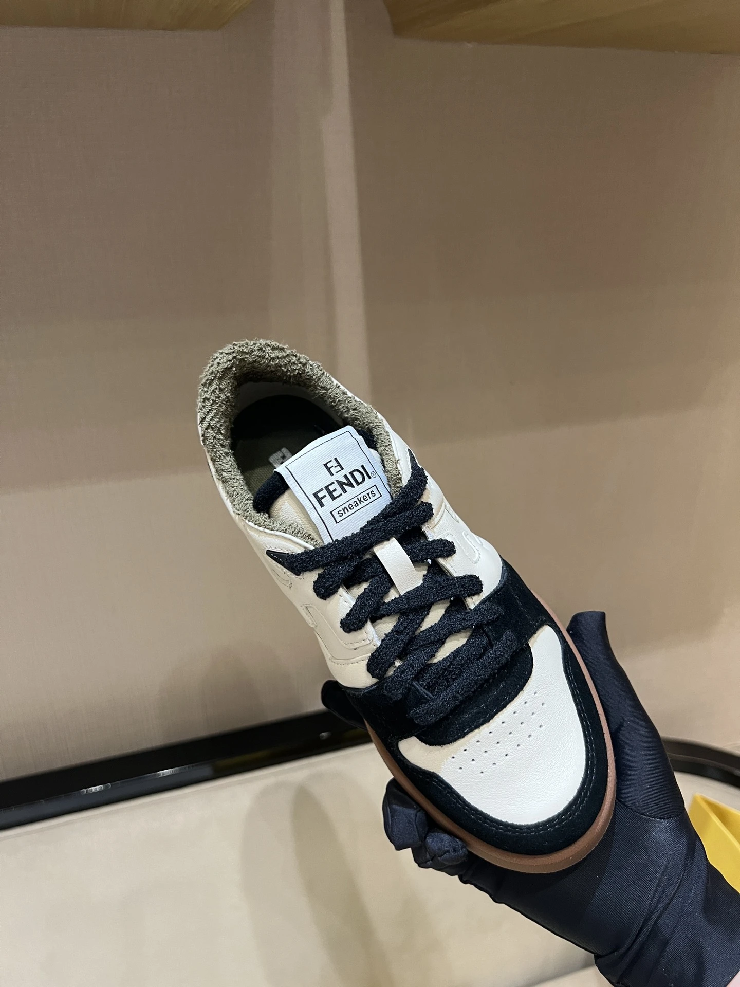 FENDI Кроссовки из кожи и замши