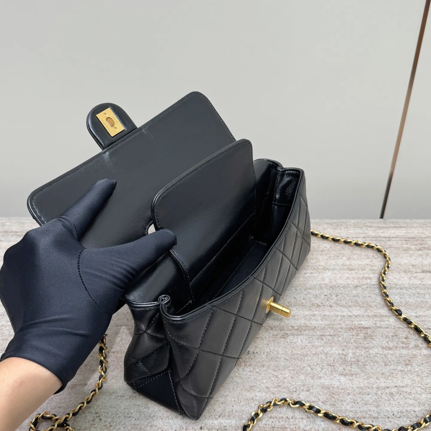 CHANEL Женская сумка 25P с жемчужной ручкой CHANEL Женская сумка 25P с жемчужной ручкой