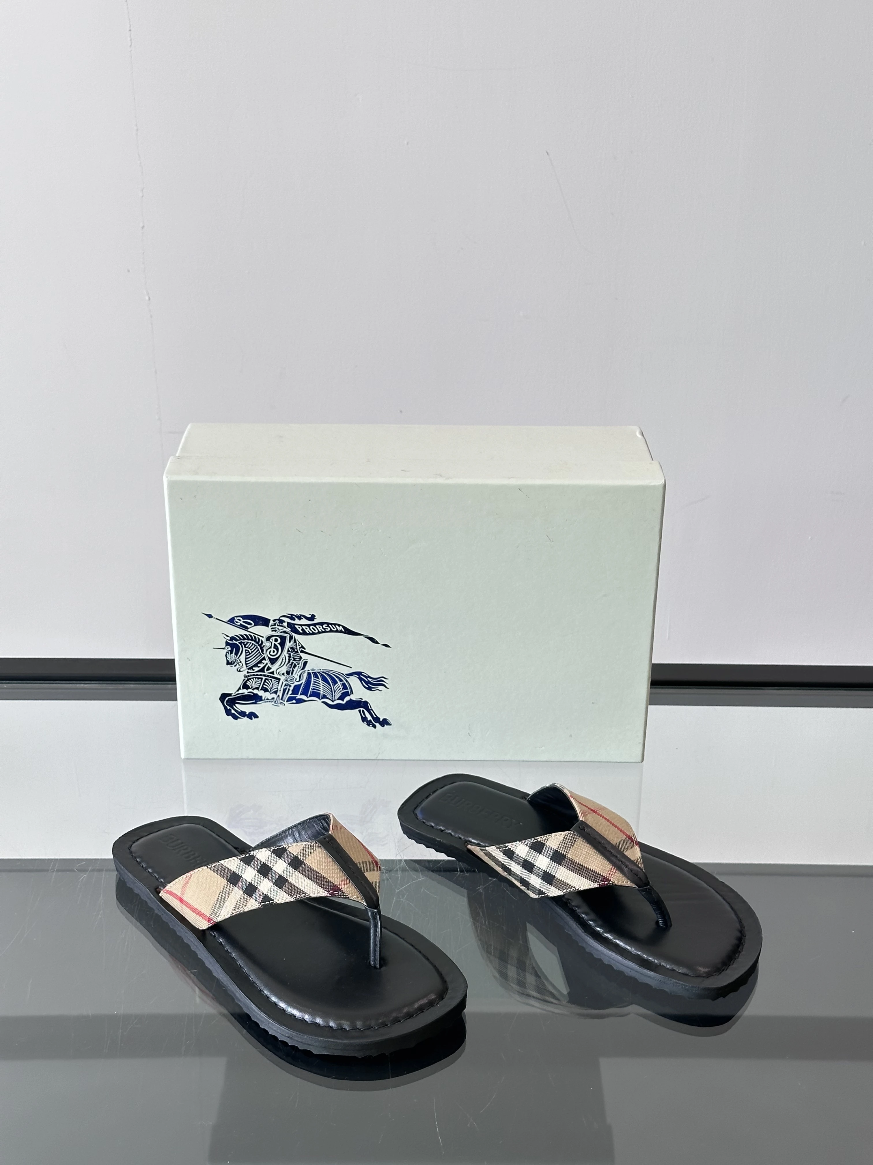 BURBERRY Мужские шлёпанцы вьетнамки BURBERRY Мужские шлёпанцы вьетнамки