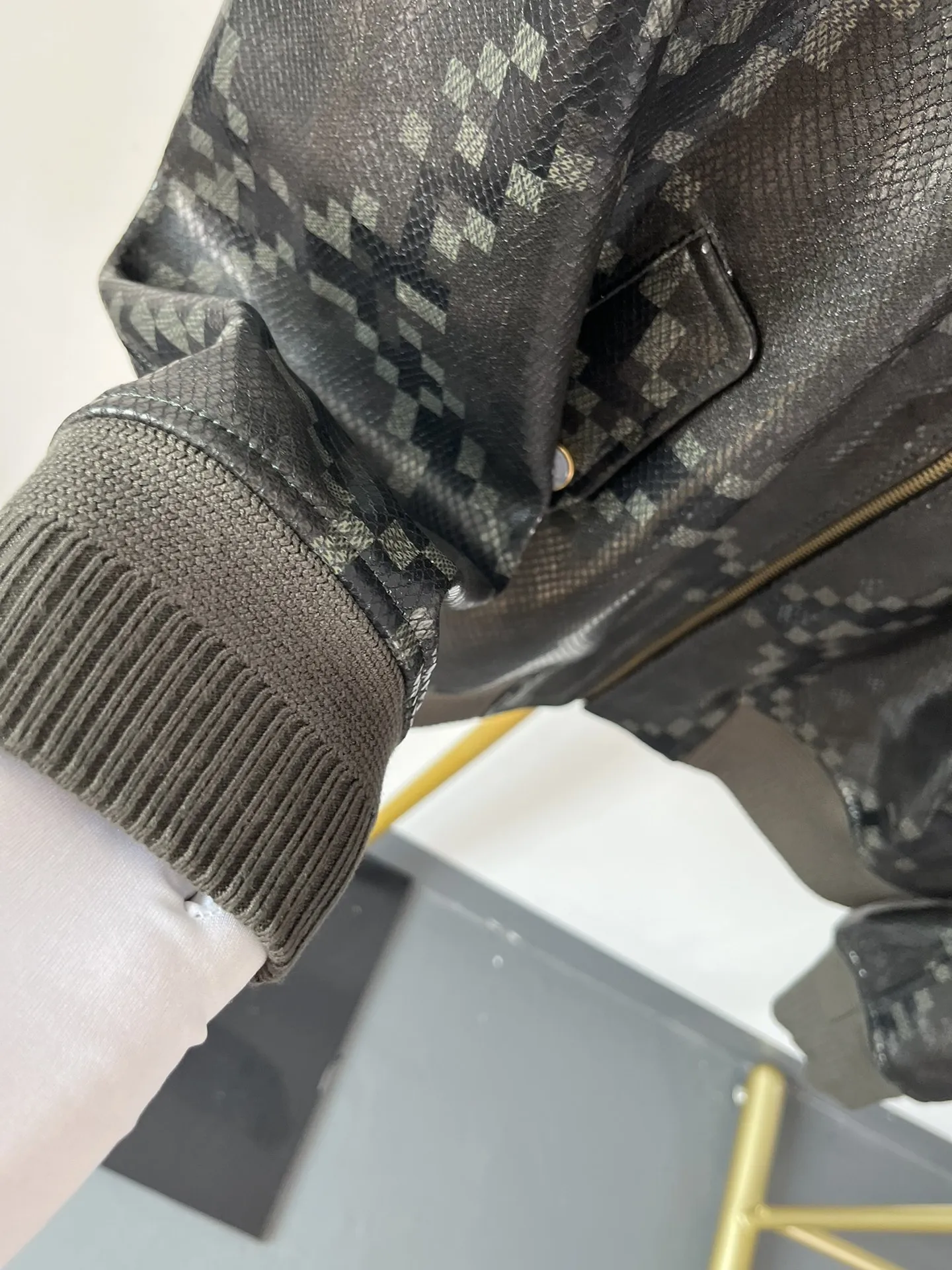 LOUIS VUITTON Мужской кожаный бомбер LOUIS VUITTON Мужской кожаный бомбер