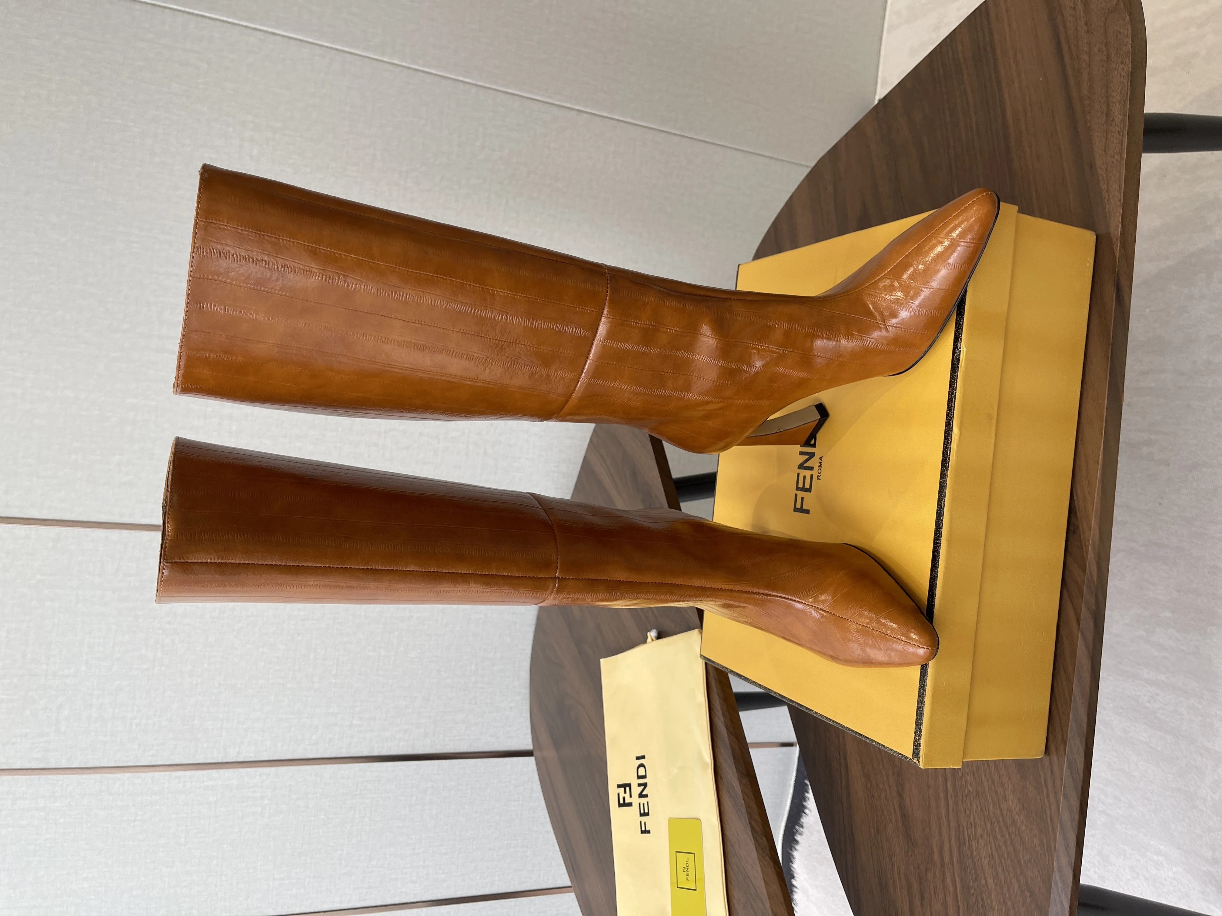 FENDI Женские сапоги из коровьей кожи 