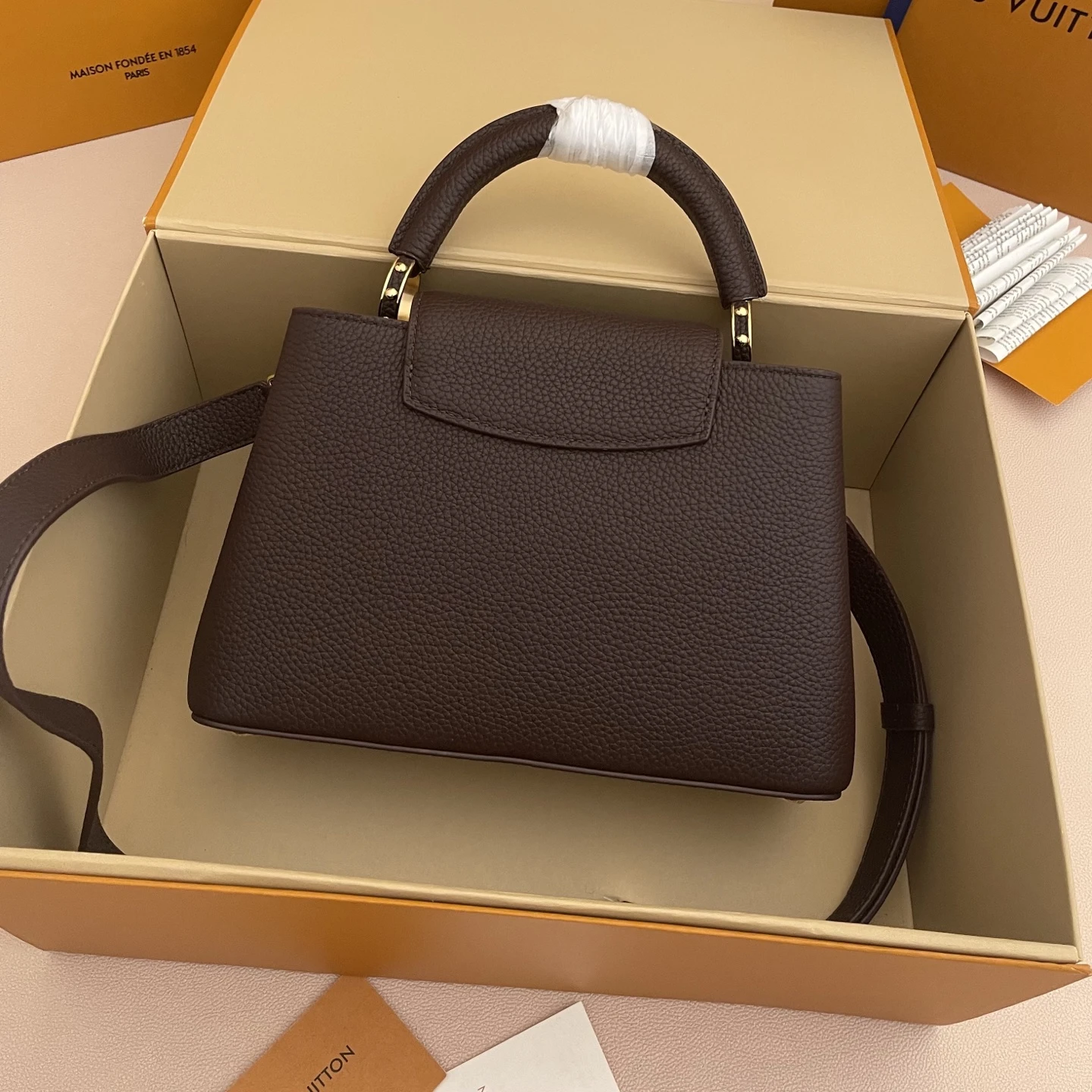 LOUIS VUITTON Женская Сумка Capucines с металлическими вставками