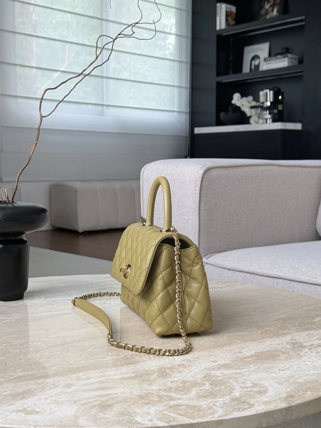 CHANEL Женская сумка Coco Handle с витой ручкой