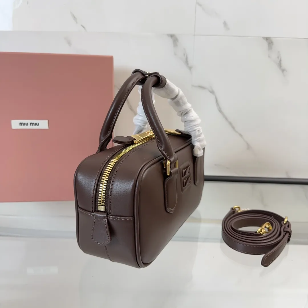 MIU MIU Женская сумка из телячьей кожи MIU MIU Женская сумка из телячьей кожи