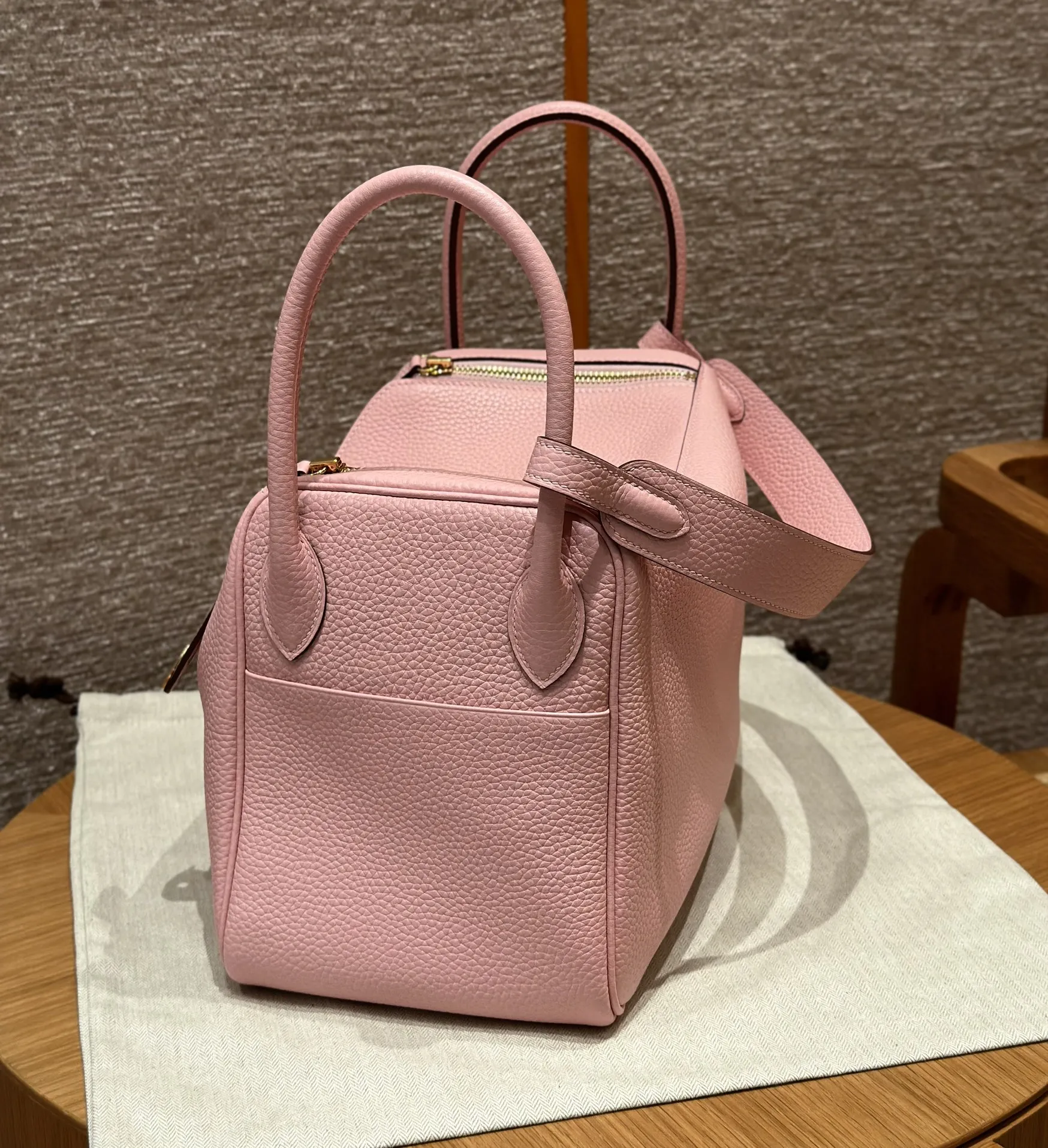 HERMES Женская сумка Lindy 30 см 3Q Clemence HERMES Женская сумка Lindy 30 см 3Q Clemence