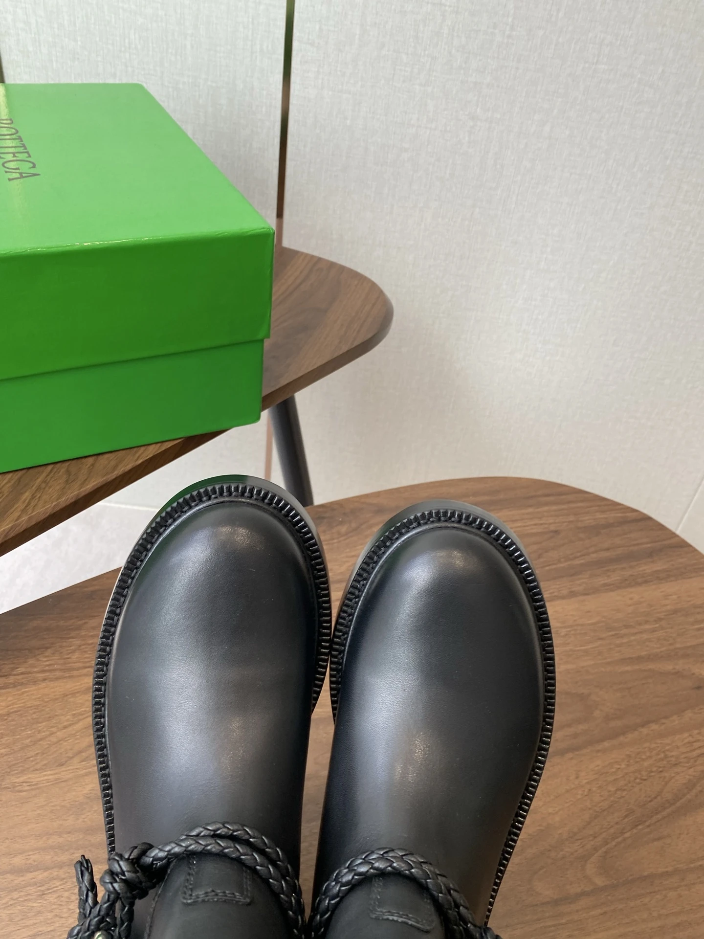 BOTTEGA VENETA Женские сапоги из телячьей кожи прямой формы BOTTEGA VENETA Женские сапоги из телячьей кожи прямой формы