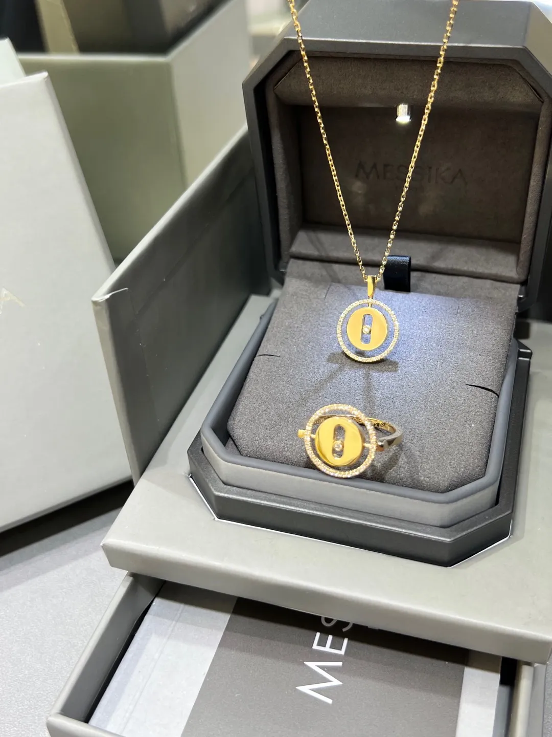 MESSIKA Колье Disc Turning из желтого золота с бриллиантами MESSIKA Колье Disc Turning из желтого золота с бриллиантами