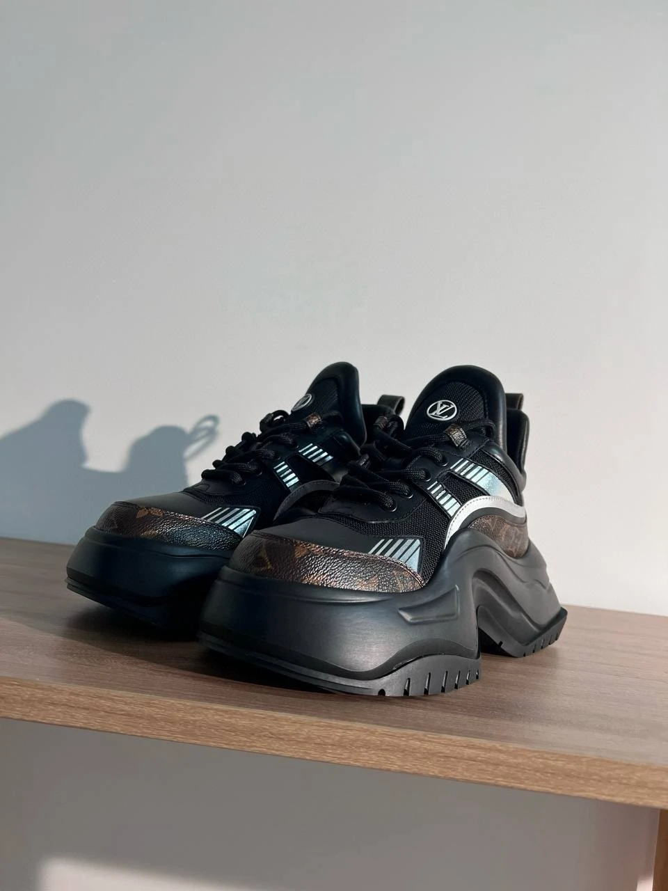 LOUIS VUITTON Женские кроссовки из телячьей кожи LOUIS VUITTON Женские кроссовки из телячьей кожи