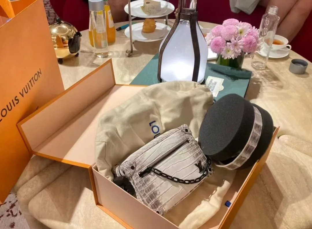 LOUIS VUITTON Сумка унисекс Petite Malle гималайский крокодил LOUIS VUITTON Сумка унисекс Petite Malle гималайский крокодил