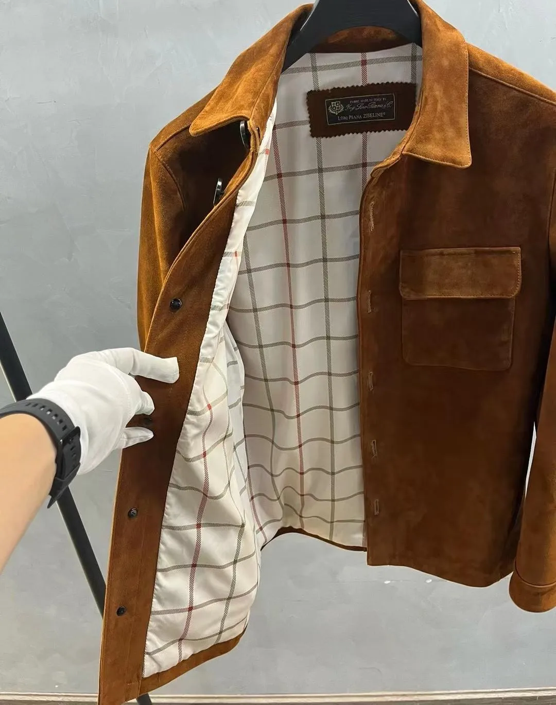 LORO PIANA Мужская куртка из замши на пуговицах с воротником LORO PIANA Мужская куртка из замши на пуговицах с воротником