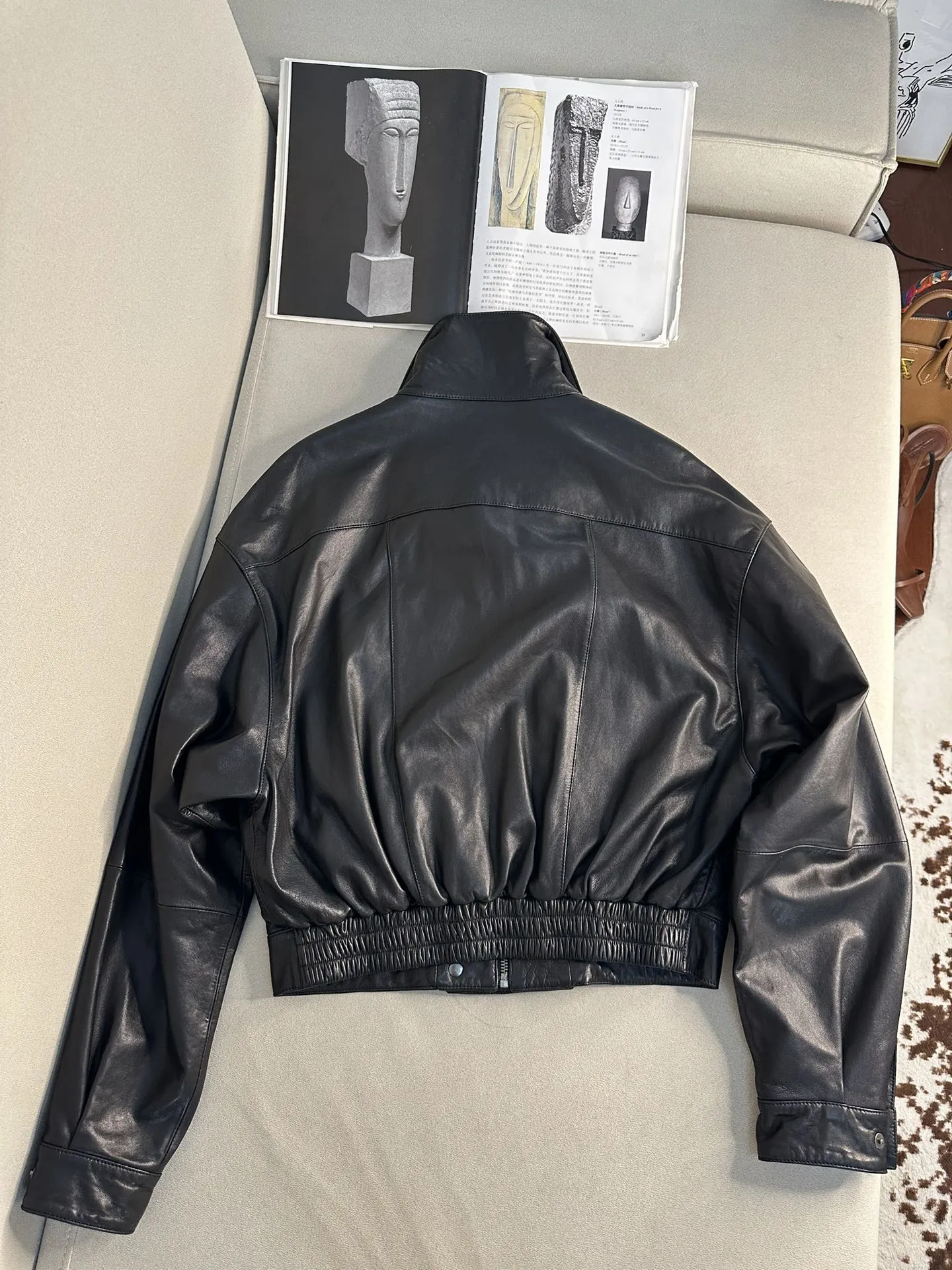 SAINT LAURENT Женская кожаная куртка с ассиметричным воротником стойкой