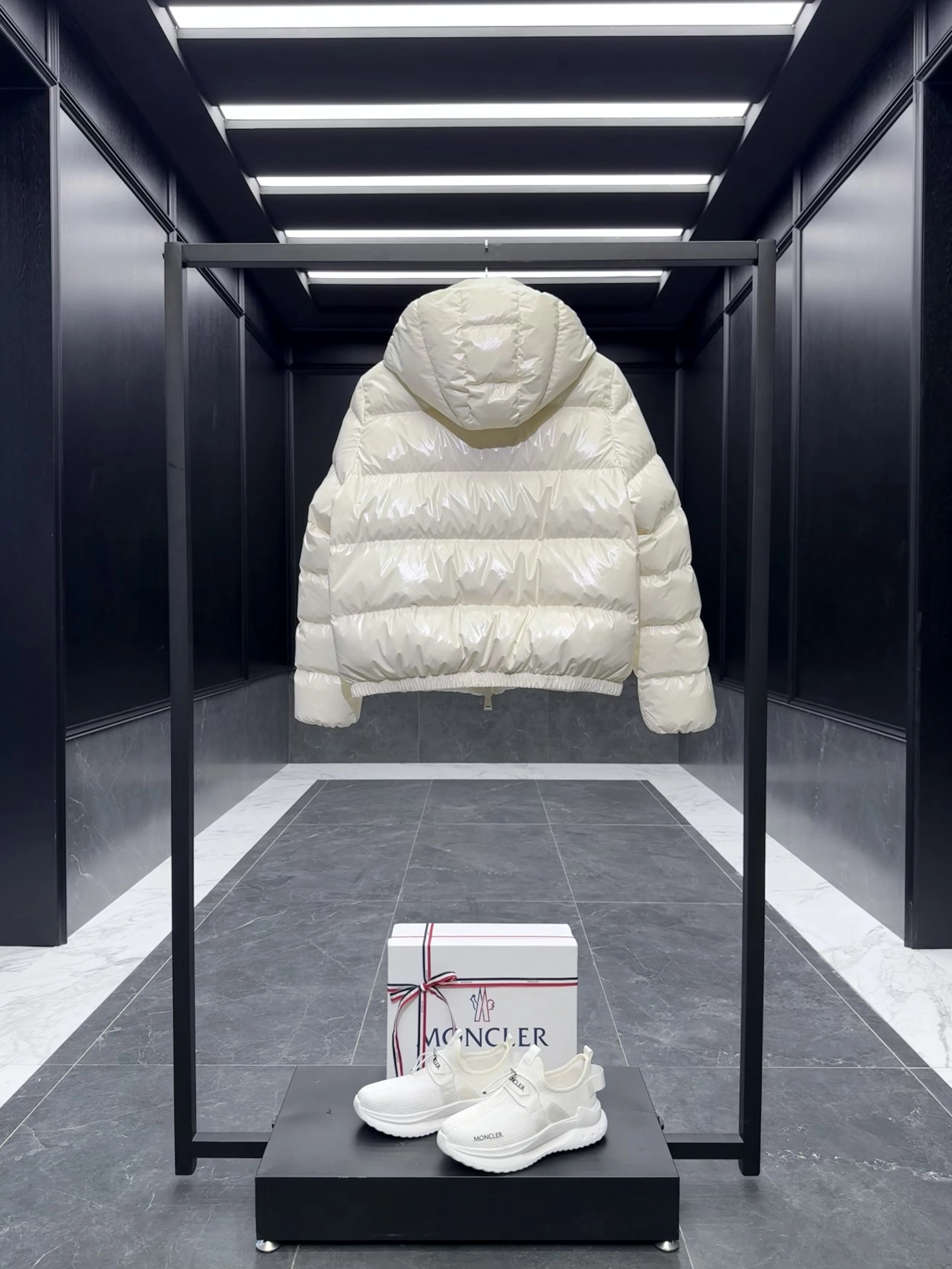 MONCLER Женский укороченый пуховик Andro