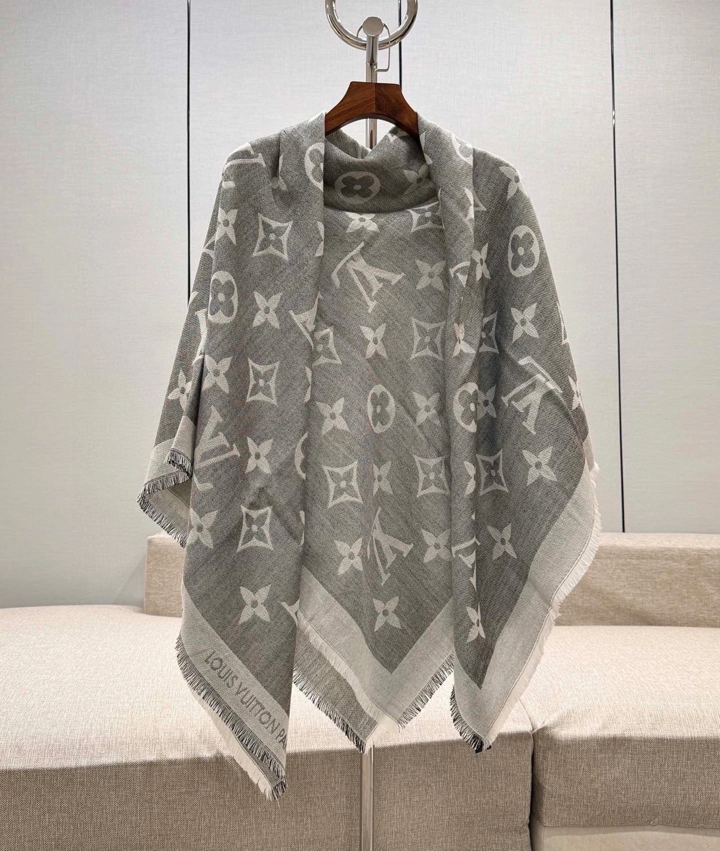 LOUIS VUITTON Женская шаль Monogram MP2412 LOUIS VUITTON Женская шаль Monogram MP2412