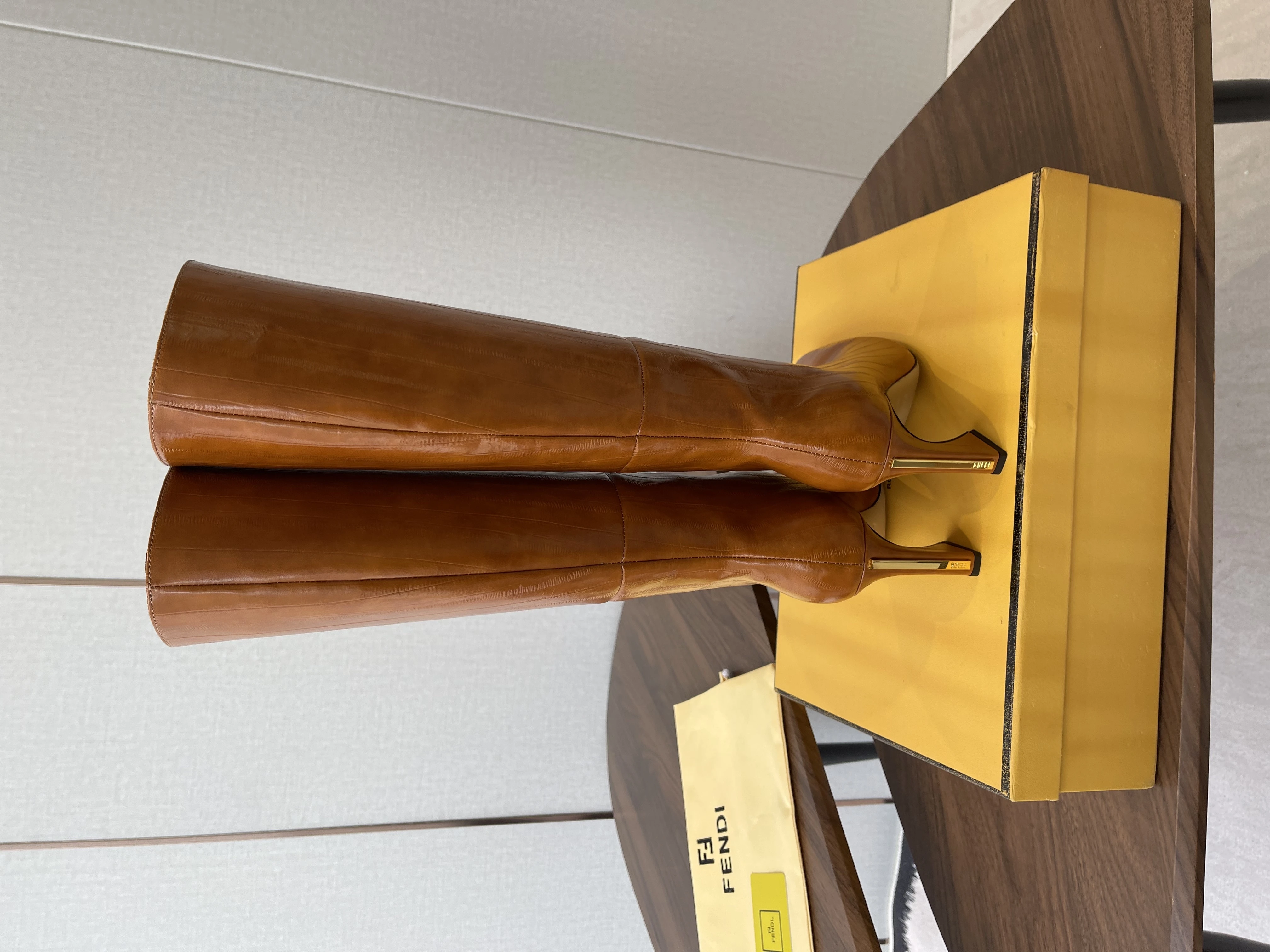 FENDI Женские сапоги из коровьей кожи 