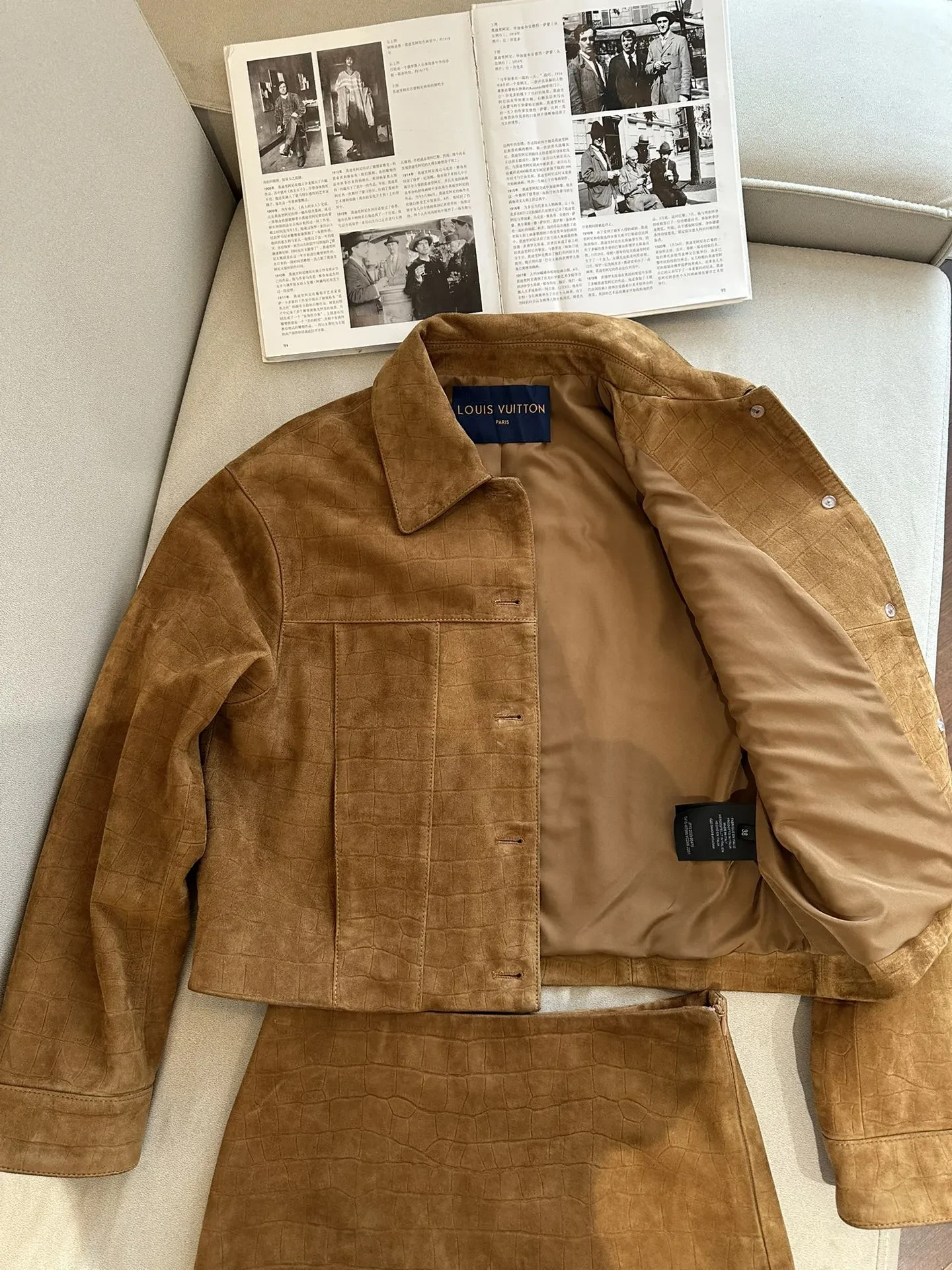 LOUIS VUITTON Женский костюм из замши LOUIS VUITTON Женский костюм из замши