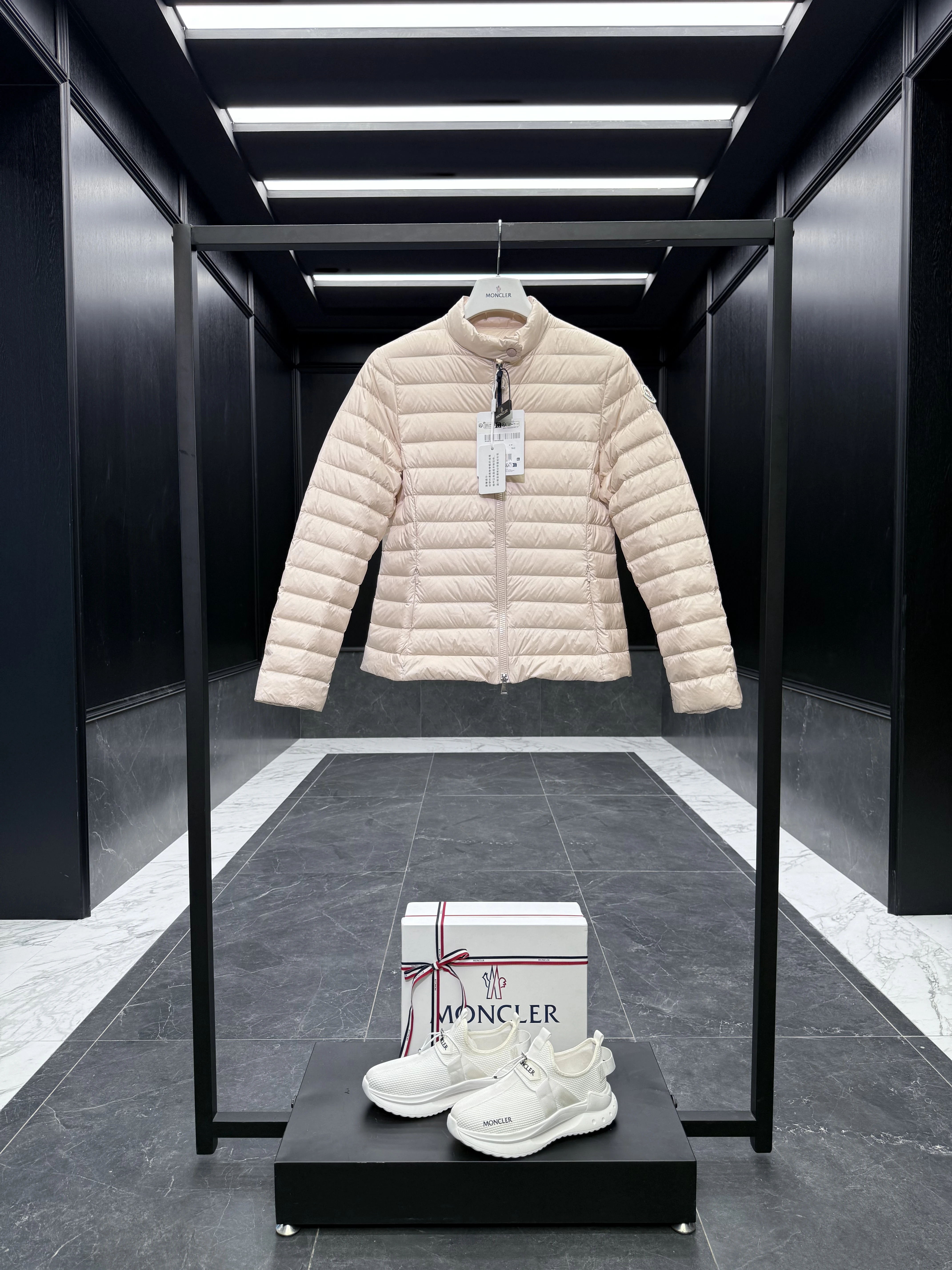 MONCLER Женский пуховик Igelle MONCLER Женский пуховик Igelle