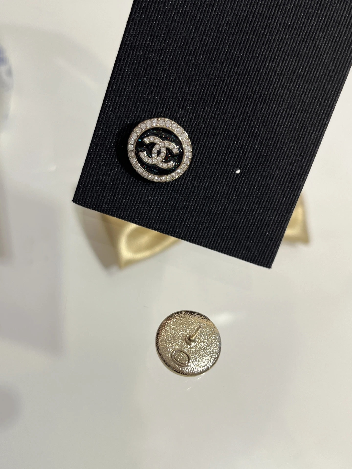 CHANEL Женские серьги из латуни с эмалью