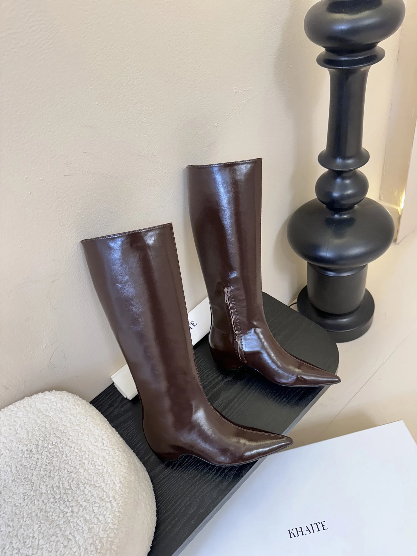 KHAITE Женские сапоги с острым носом