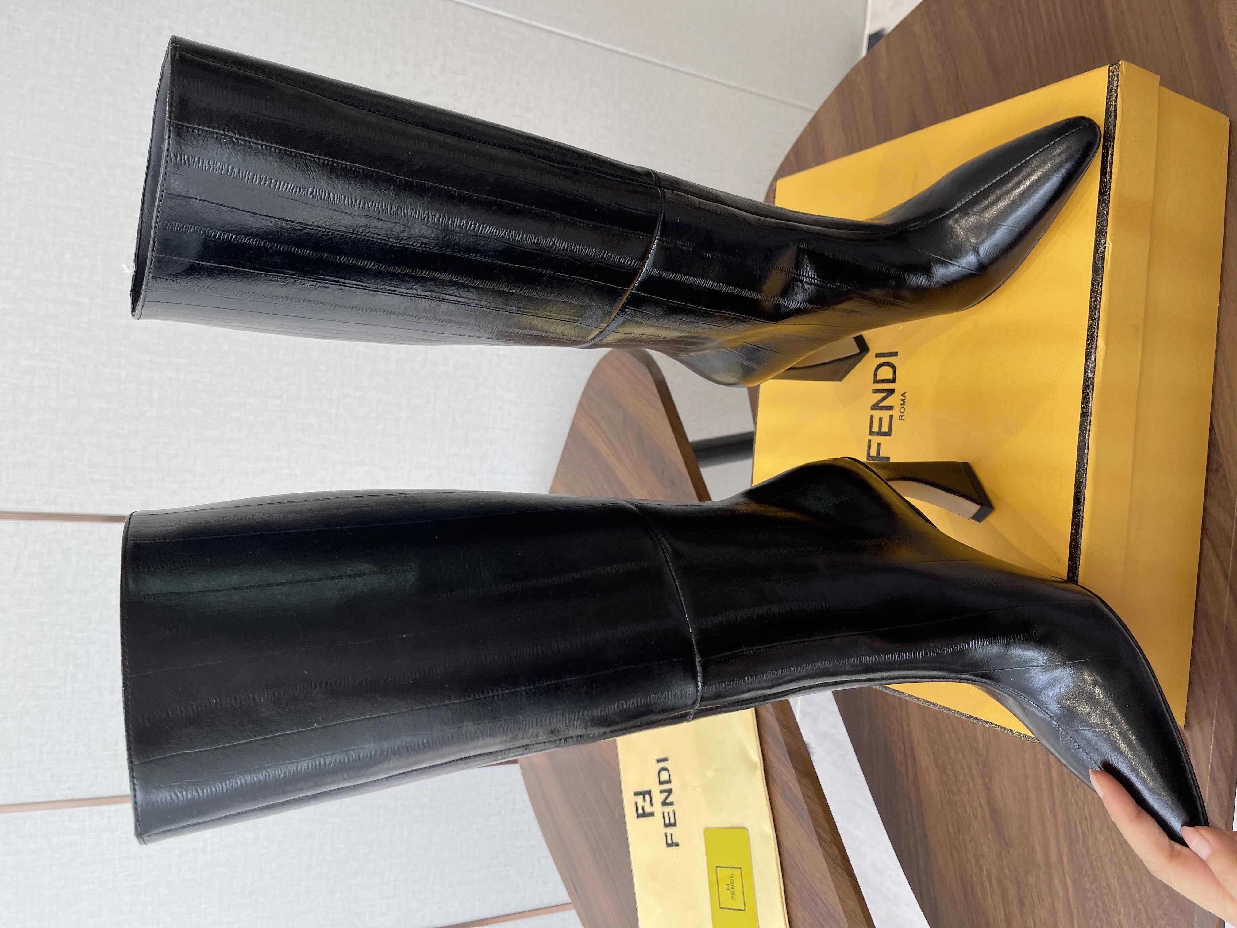 FENDI Женские сапоги из коровьей кожи 