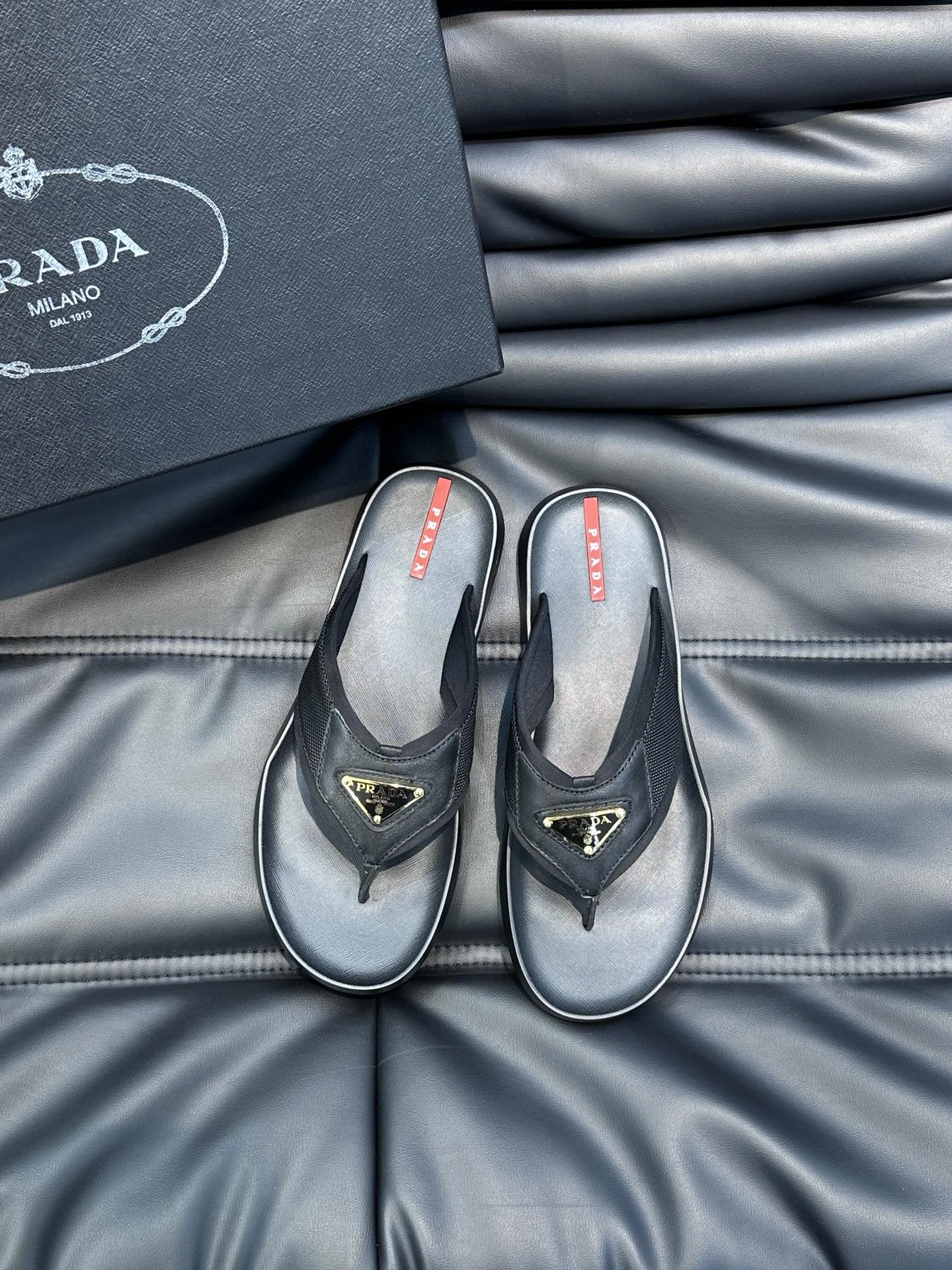 PRADA Мужские шлёпанцы-вьетнамки