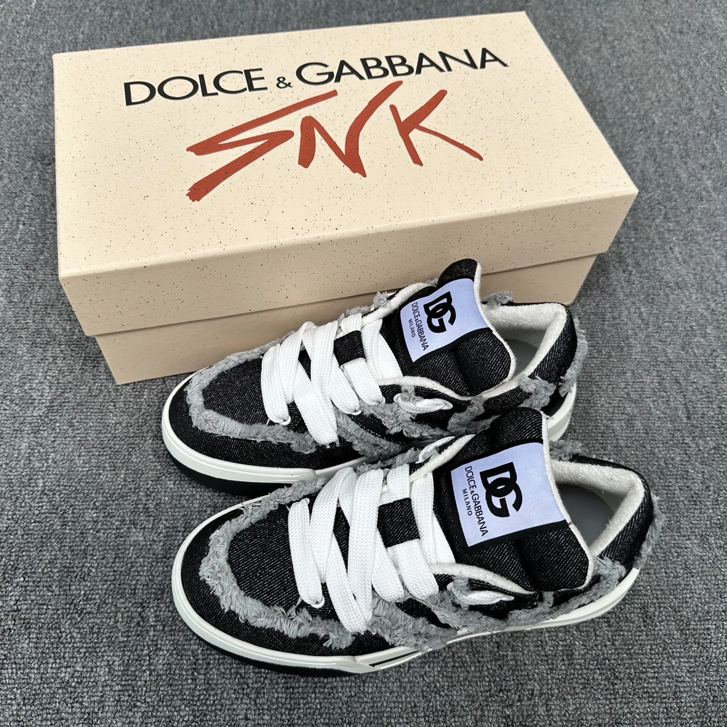 DOLCE & GABBANA Мужские кроссовки из телячьей кожи с контрастными белыми шнурками