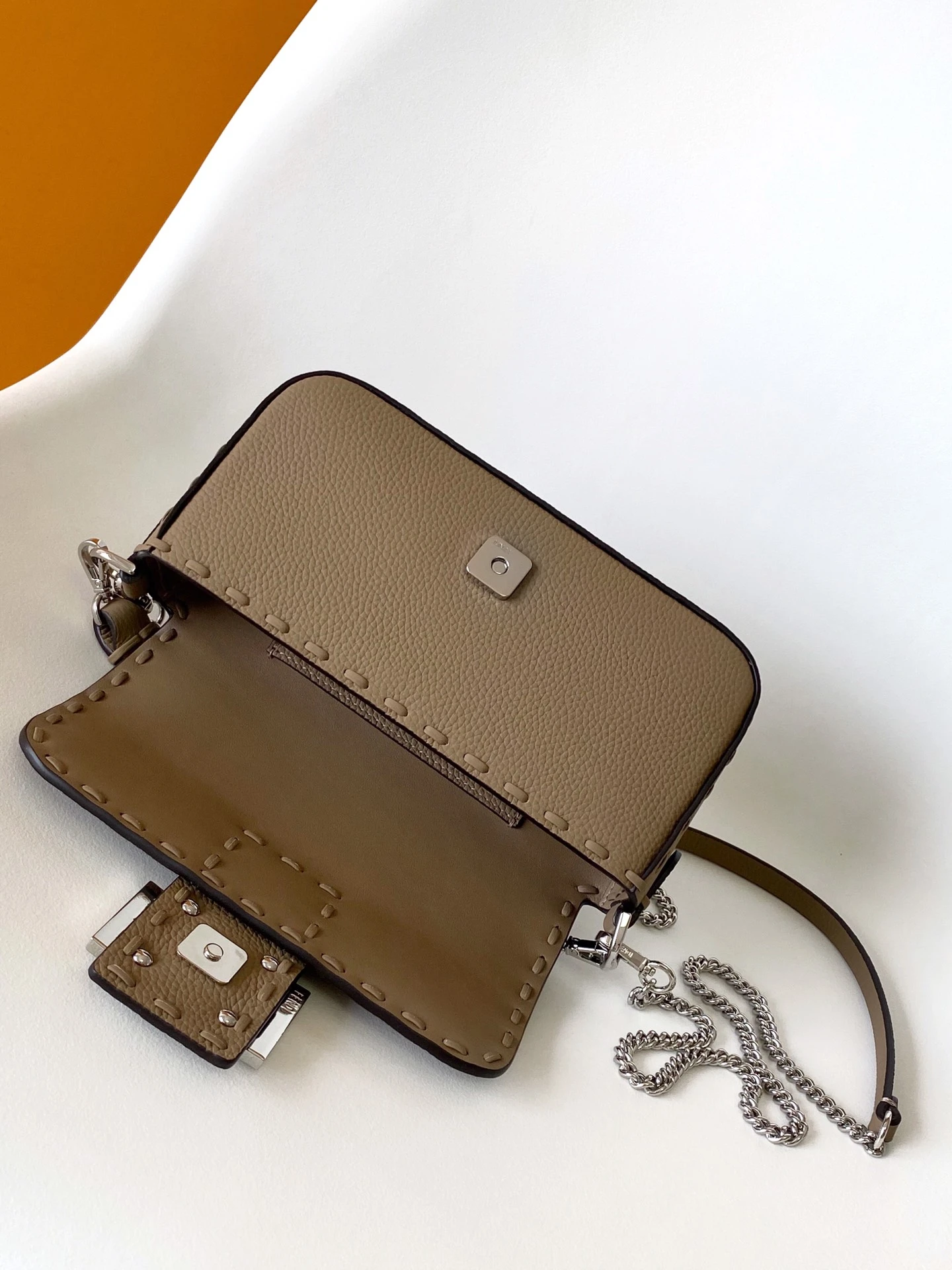 FENDI Женская сумка из телячьей кожи 