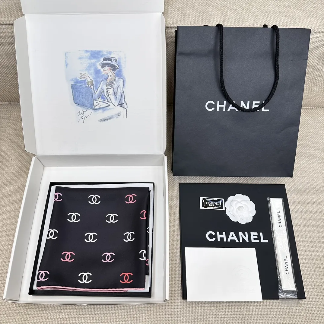 CHANEL Женский платок шёлк CHANEL Женский платок шёлк