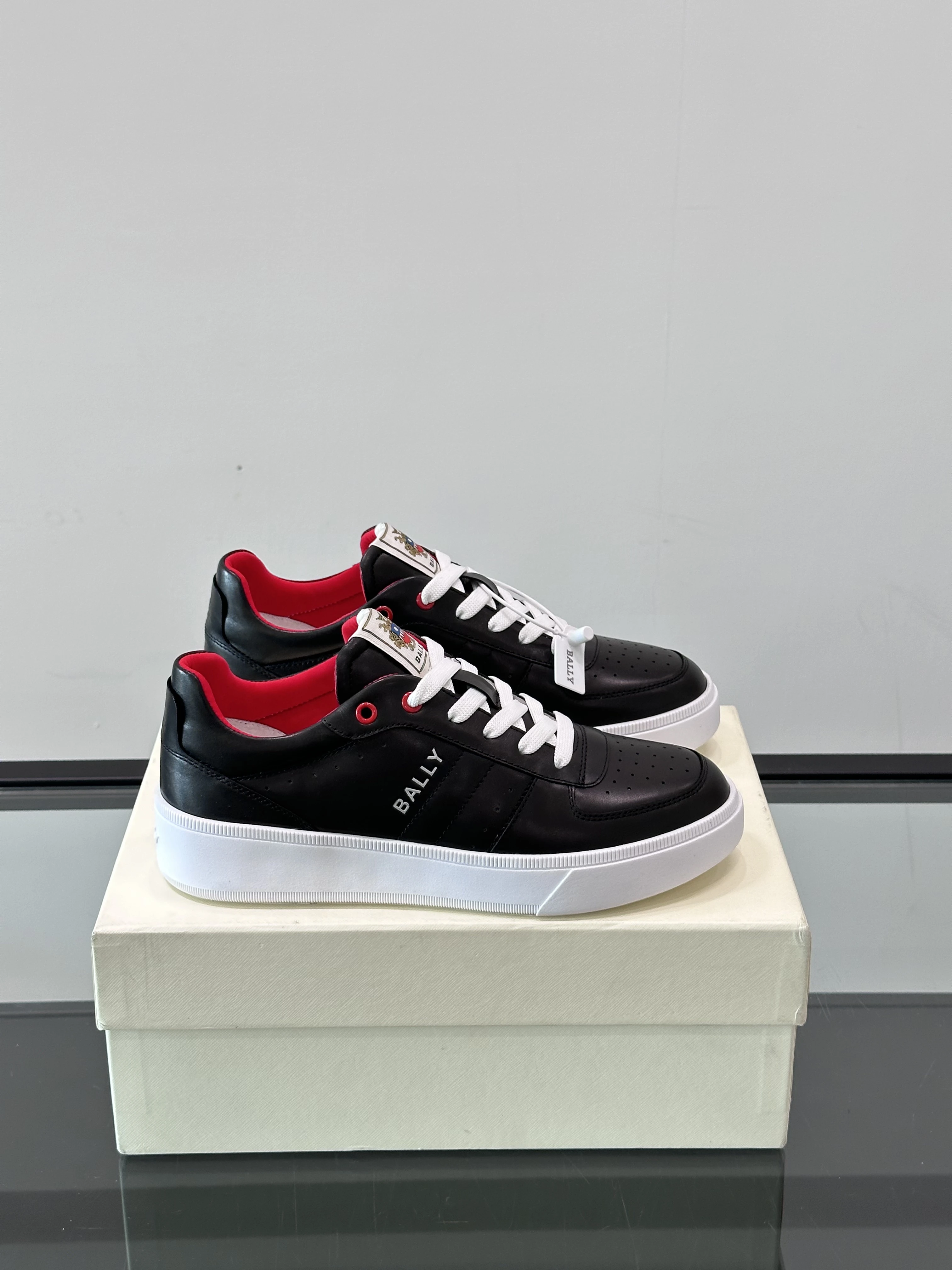 BALLY Мужские кроссовки телячья кожа с красной внутренней отделкой