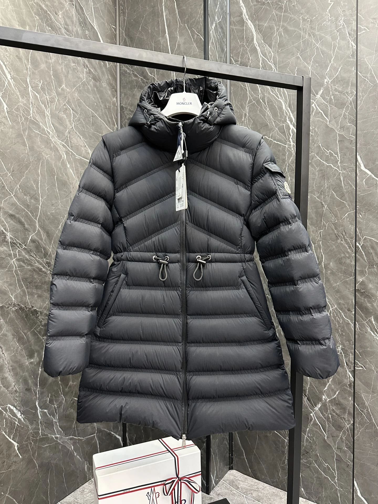 MONCLER Женский многофункциональный пуховик Alastore MONCLER Женский многофункциональный пуховик Alastore