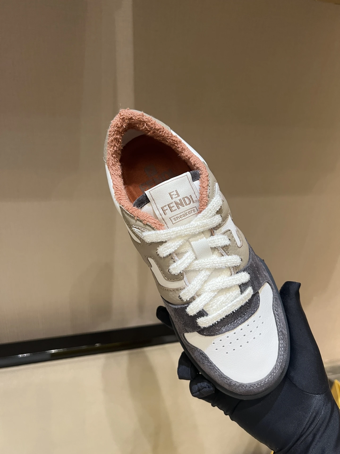 FENDI Кроссовки из кожи и замши