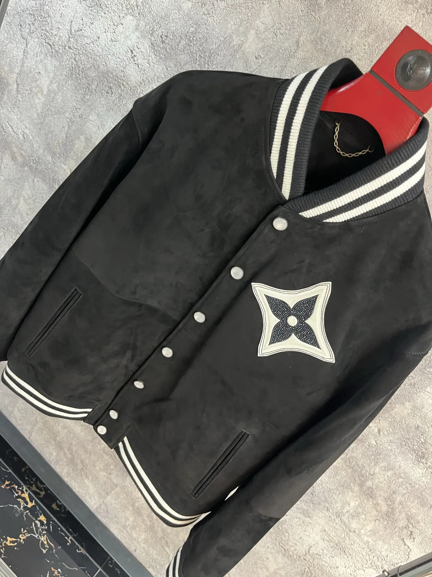 LOUIS VUITTON Мужской бомбер из замши LOUIS VUITTON Мужской бомбер из замши