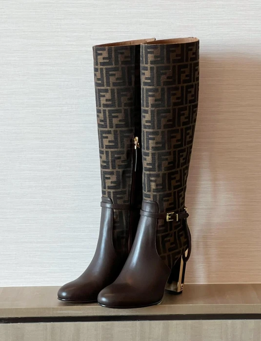 FENDI Женские сапоги Delfina на каблуке