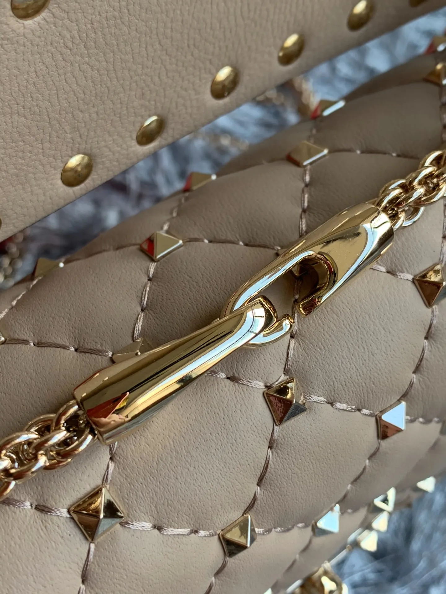 VALENTINO Женская сумка на плечо Rockstud VALENTINO Женская сумка на плечо Rockstud