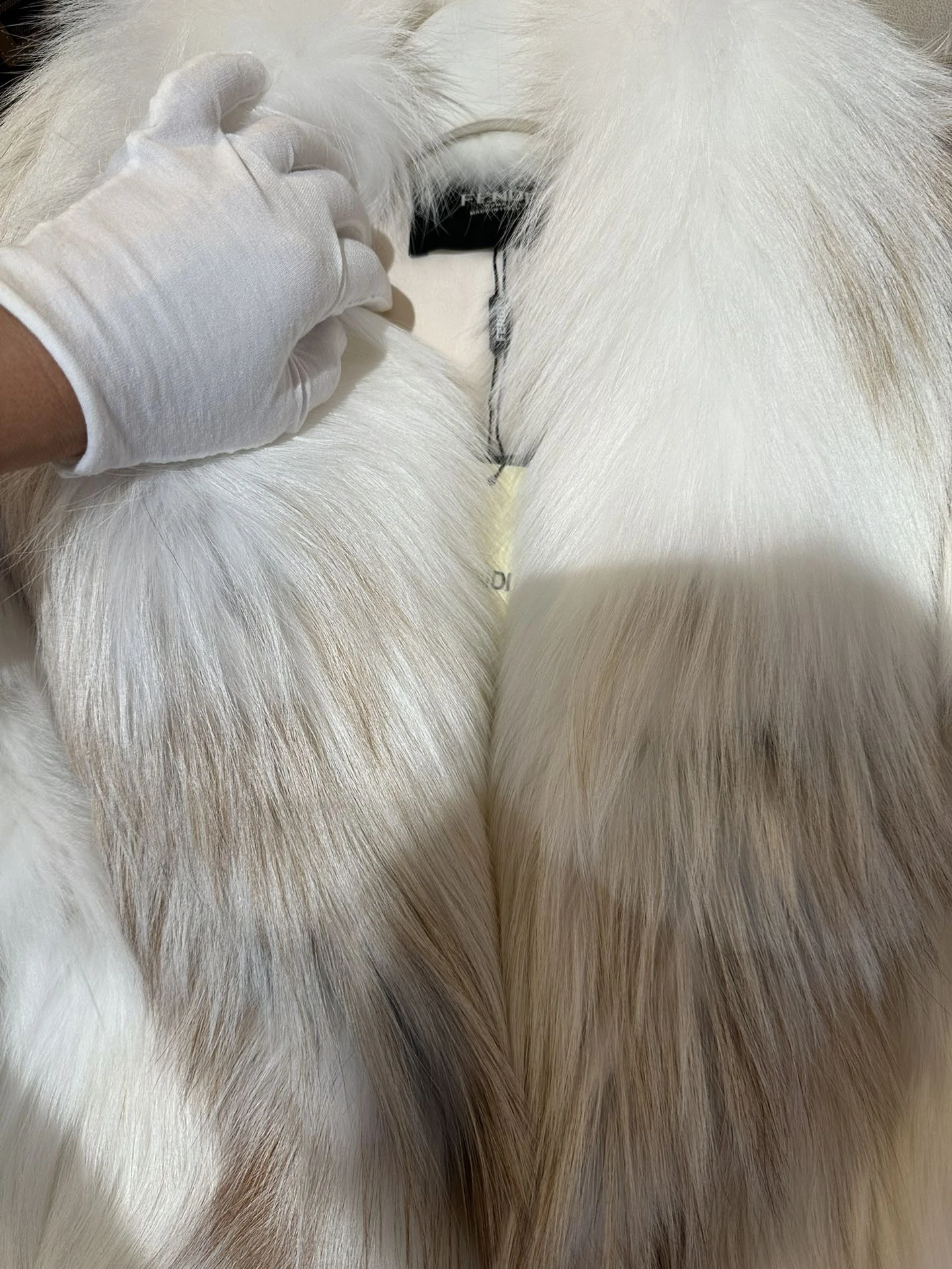 FENDI Женская шуба из меха лисы FENDI Женская шуба из меха лисы